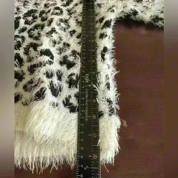 Takara Women’s‎ Sz M Cheetah Fuzzy Eyelash Black White Multi Cheetah Sweater - Picture 6 of 9